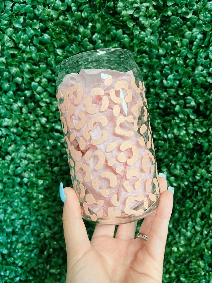 Tasse en verre à imprimé léopard, blush pour la vente par SparklesnMoreCo