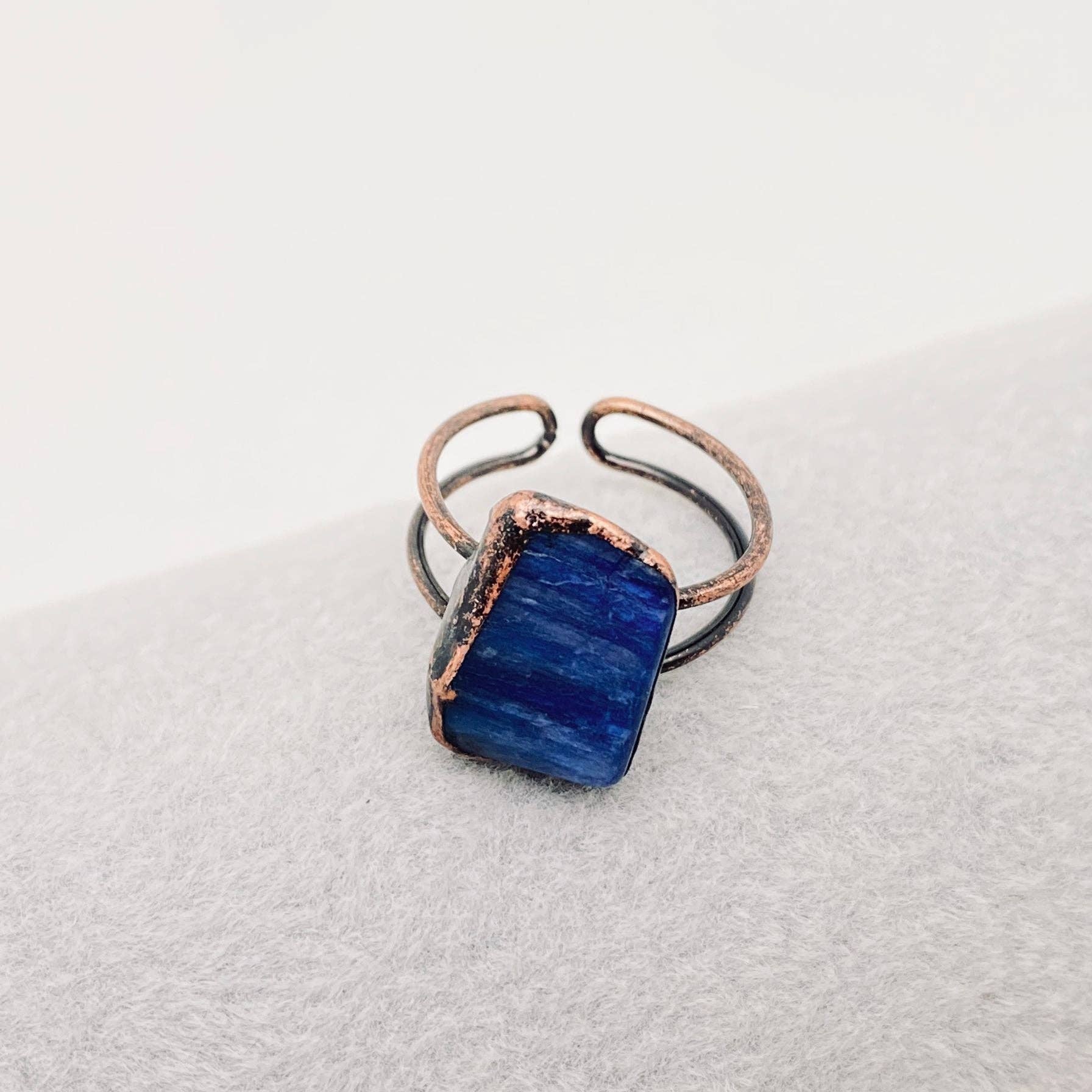 Mio Queena – wholesale Solitairering – Justerbar ring av amorf stenkristall i flera stilar - CS8