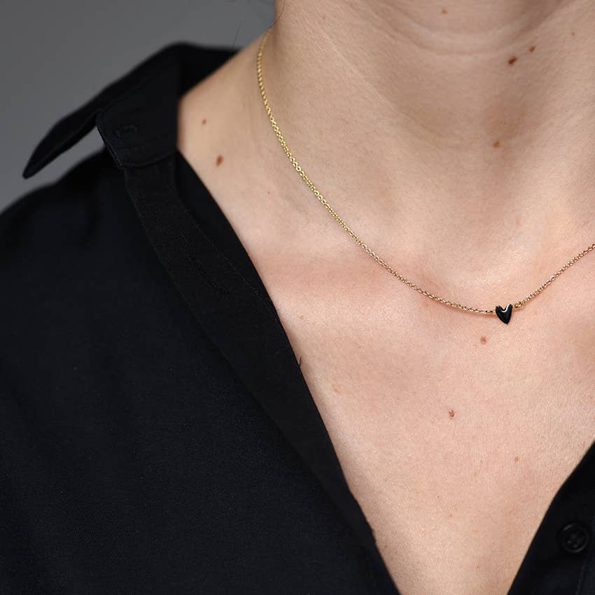 Titlee – Engroshandel Halskæde med vedhæng – GRANT halskæde med sort hjerte1