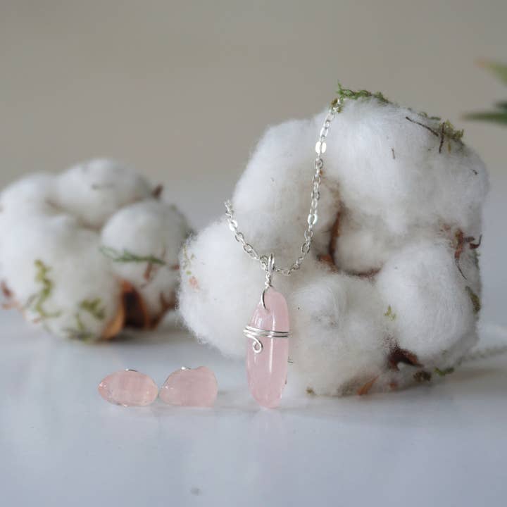 Ensemble de bijoux en quartz rose, plaqué argent, cadeau en cristal pour la vente par Raw Stone Elegance