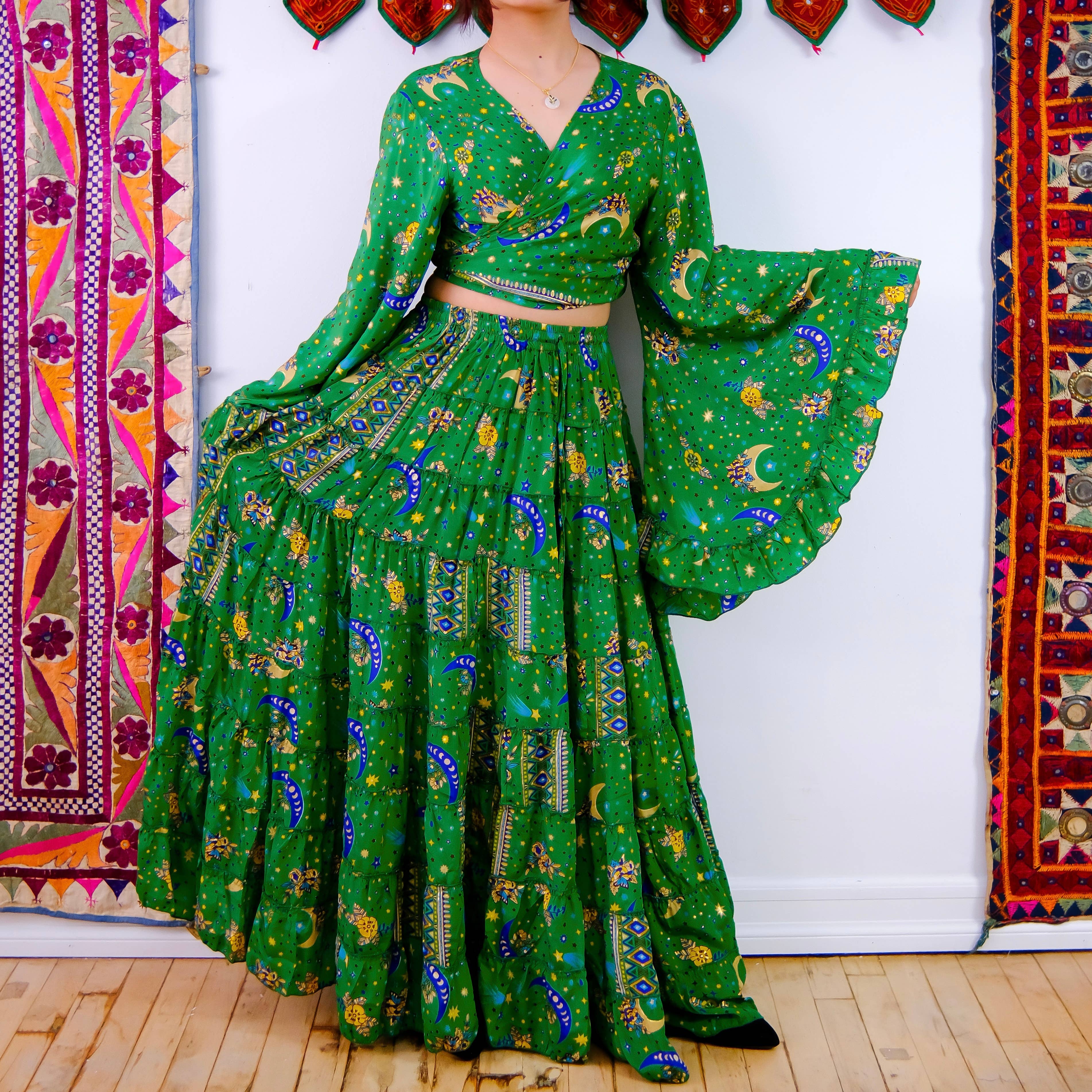 Karma Nepal Crafts – Engroshandel Top- og nederdelsæt - Dame – Flowy Silke Tiered Nederdel Set med Flare ærmet Top2