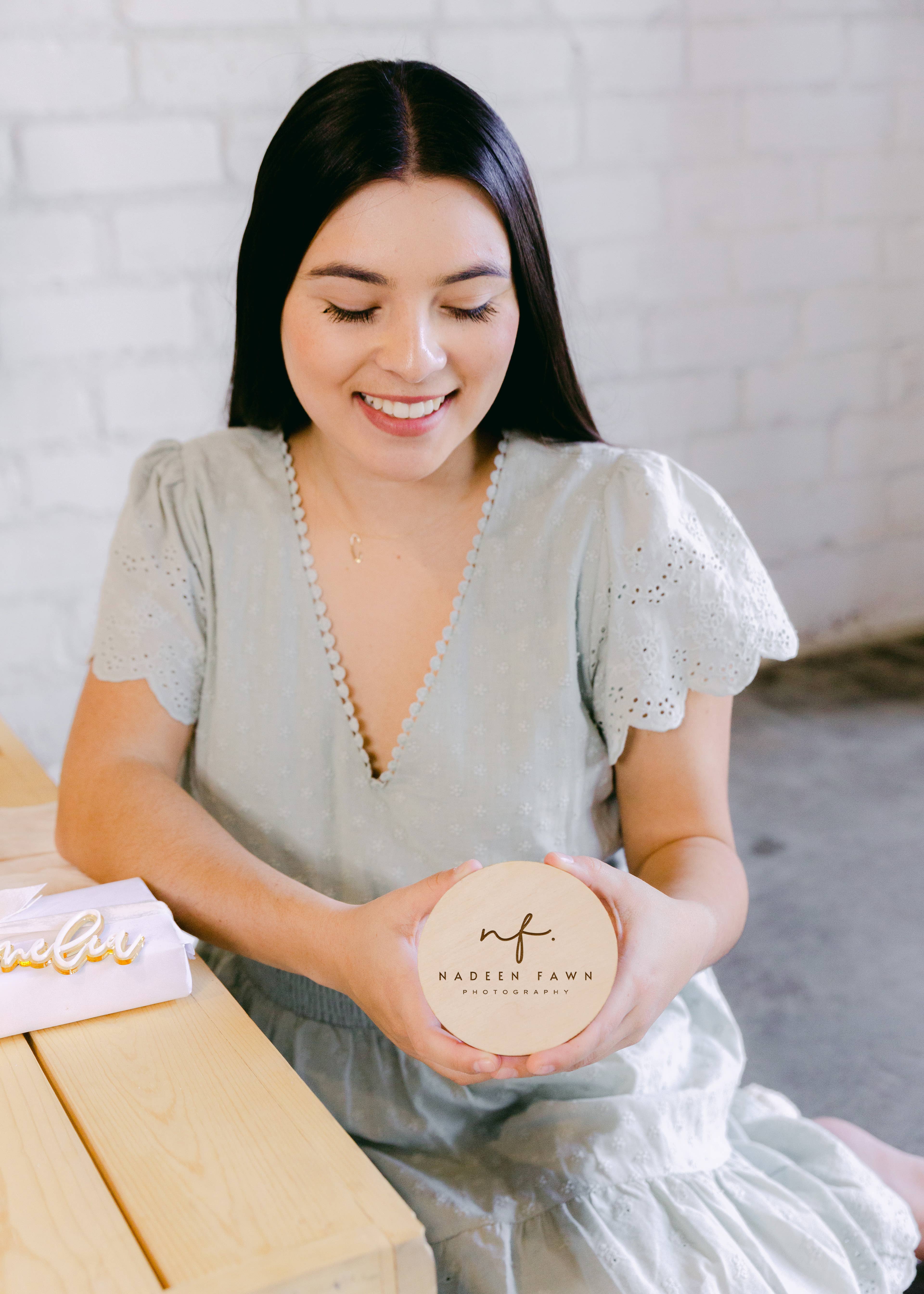 The Cotton & Canvas Co. - Vente Pancarte - Panneau en bois avec logo commercial personnalisé2