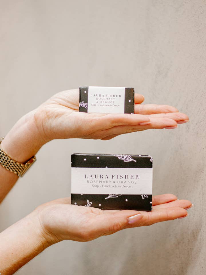 zeep met sinaasappel en rozemarijn voor wholesale door Laura Fisher