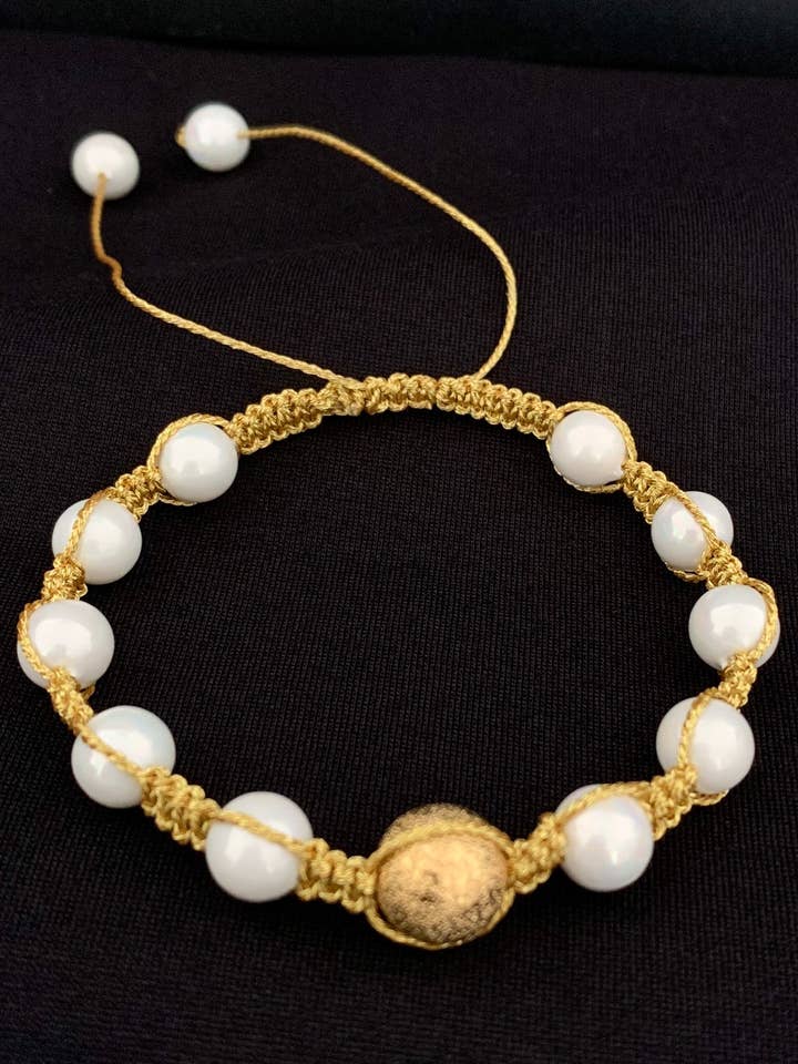 ¡Pulsera macramé de perlas de concha en baño de oro! para venta al por mayor de Diana Wingert Jewelry