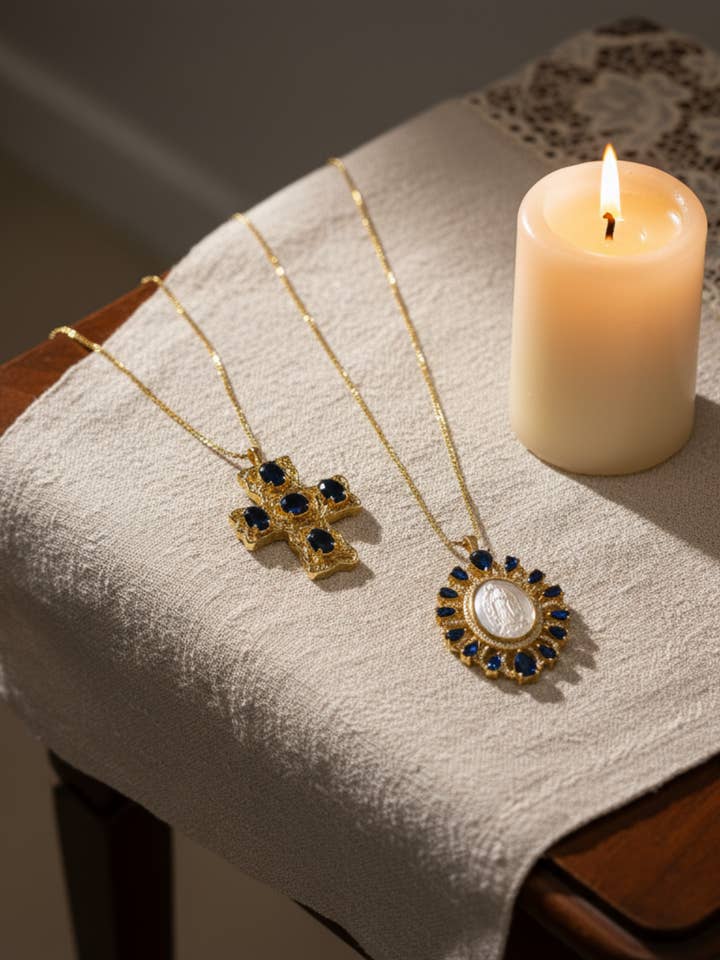 Colliers avec Médaille de Croix et Vierge Marie – Foi, Lumière et Élégance Intemporelle pour la vente par PHOEBE´S