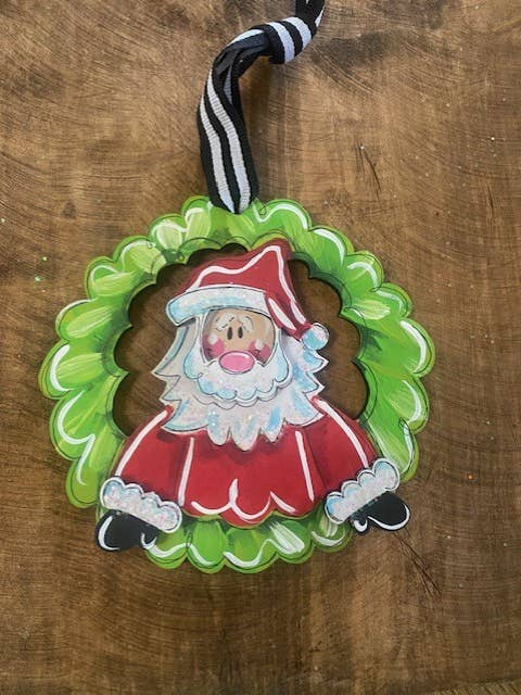 Ornement de Noël Père Noël dans une couronne peint à la main pour la vente par Pink Fish Studios, LLC.