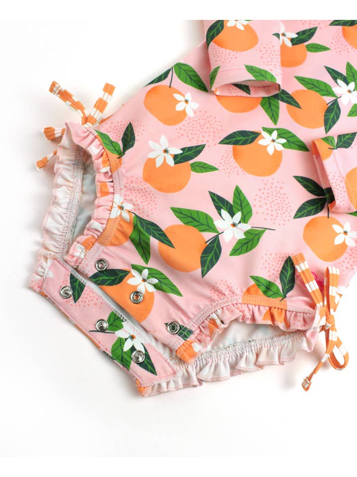 Lyserød Baby Piger Orange You The Sweetest Langærmet Éndelt Rash Guard Badedragt med Signature Bagpå Flæser for engroshandel på Faire8