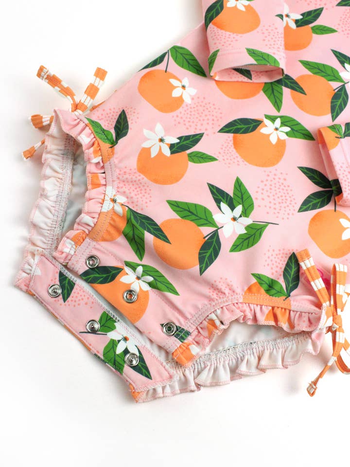 Rosa Bebisflickor Orange You The Sweetest Långärmad Enstycks Rash Guard Baddräkt med Signatur Bakvolanger för wholesale på Faire8