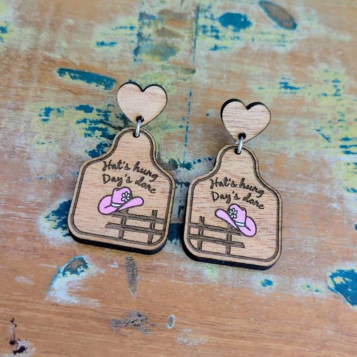 Boucles d'oreilles pendantes chapeaux accrochés - en bois pour la vente par Samantha's Studio