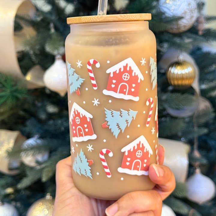 Weihnachtliches Lebkuchenhaus 16 Unzen Glasbecher mit Deckel & Strohhalm für den Großhandel von Jessdreams Creations LLC