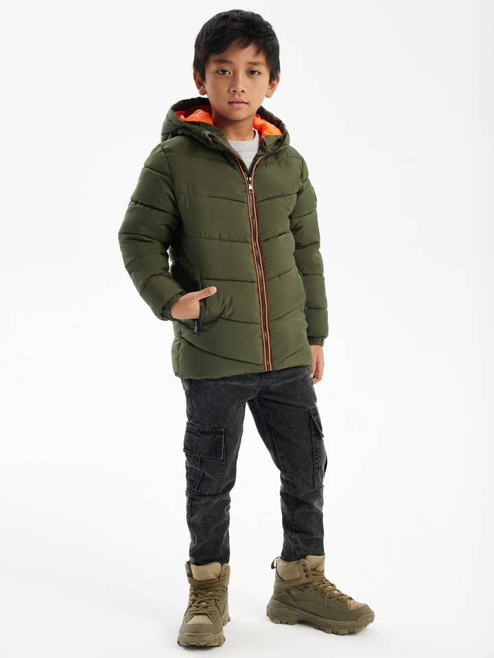 Chaqueta acolchada para niños con capucha y forro en contraste caqui 2-14 años para venta al por mayor de Minoti sp. z o.o.