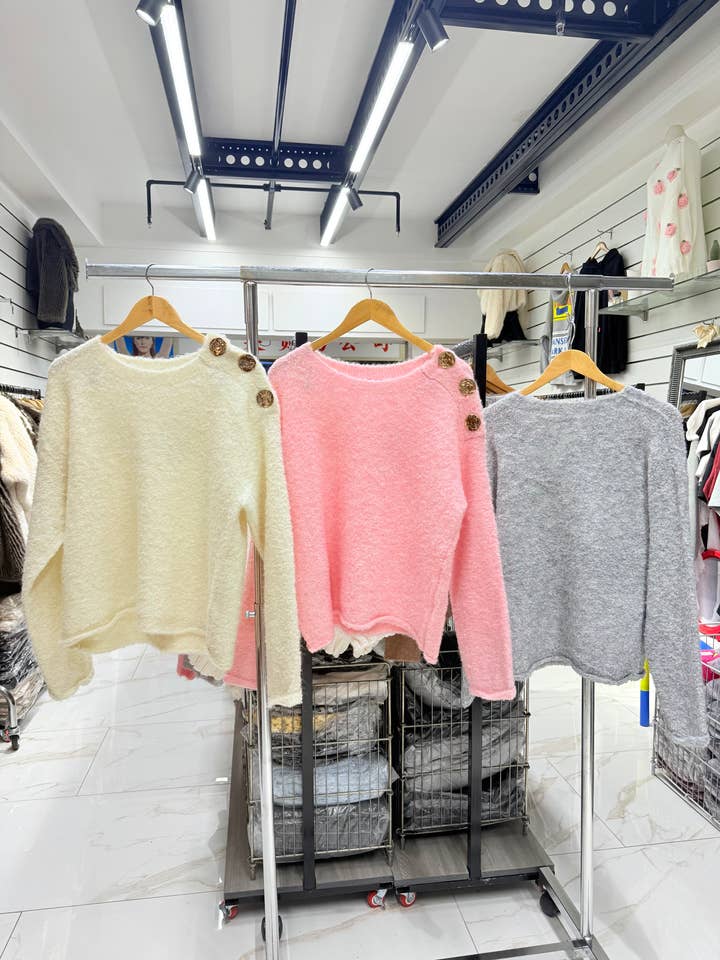 Pull boîte à col rond avec boutons dorés pour la vente par Chilli Girl Collection