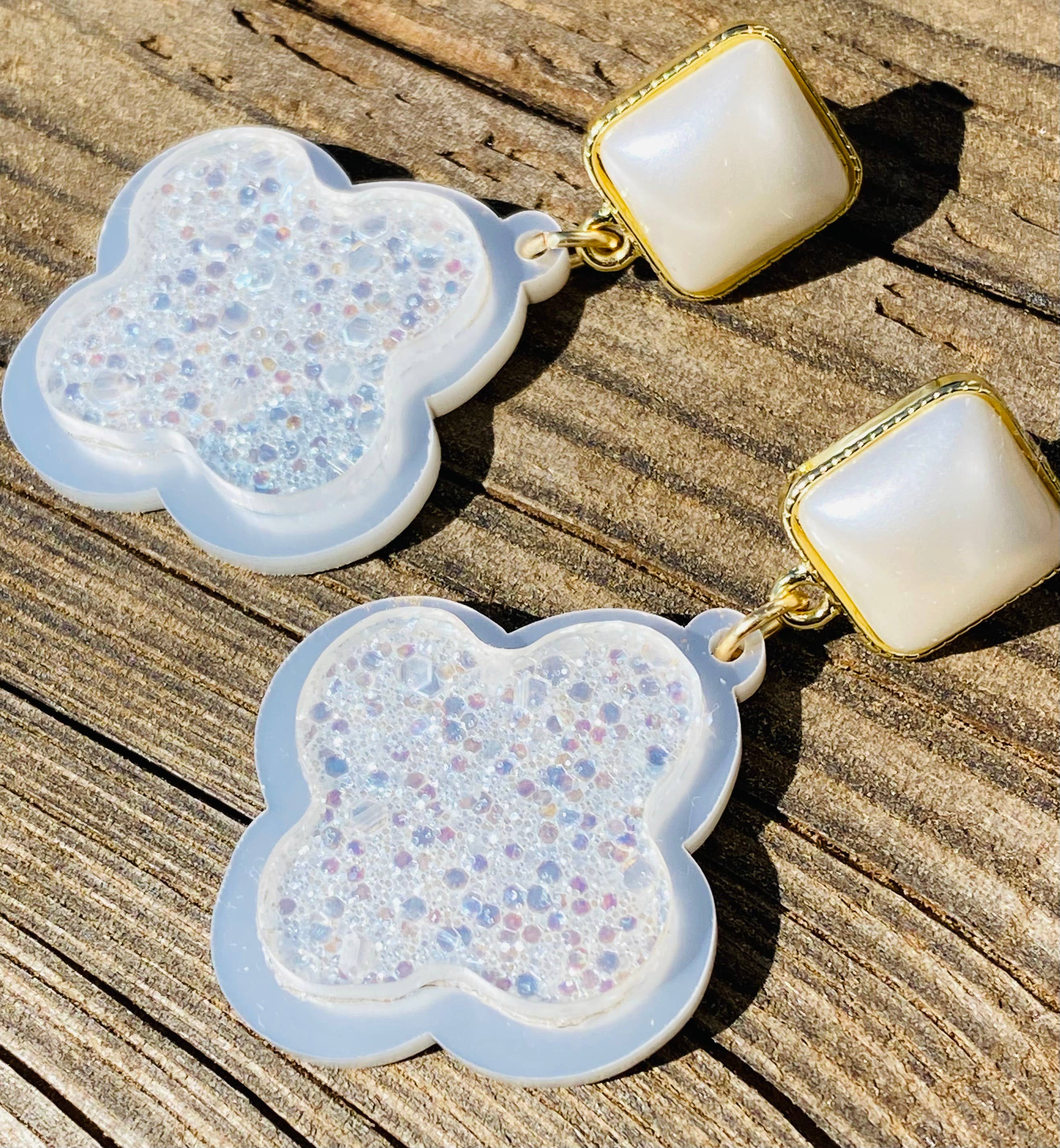 Sandy Lou Designs - Wholesale Dangle Earrings - GLIMMERING ICE GEO FLOWER ACRYLIC DANGLE EARRINGS1