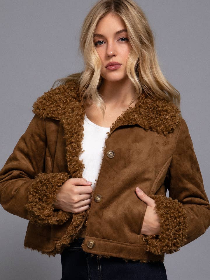 Giacca corta in camoscio Penny Lane con maniche lunghe e dettagli in pelliccia interna. per la vendita all'ingrosso da parte di Active Basic | Active USA
