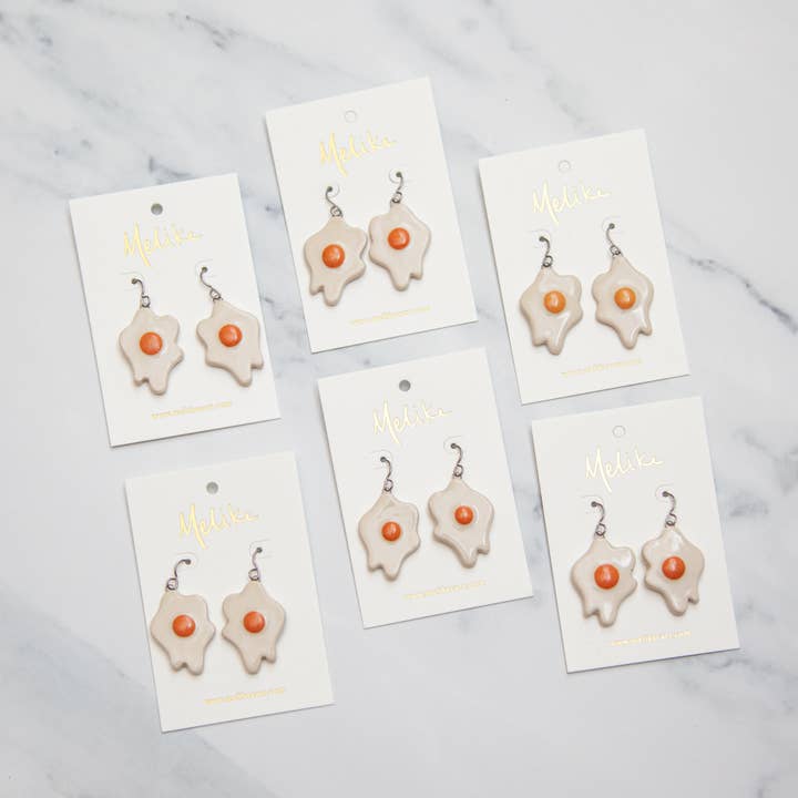 Orecchini Sunny Side Up Fried Egg, gioielli dipinti a mano per la vendita all'ingrosso da parte di Melike Carr