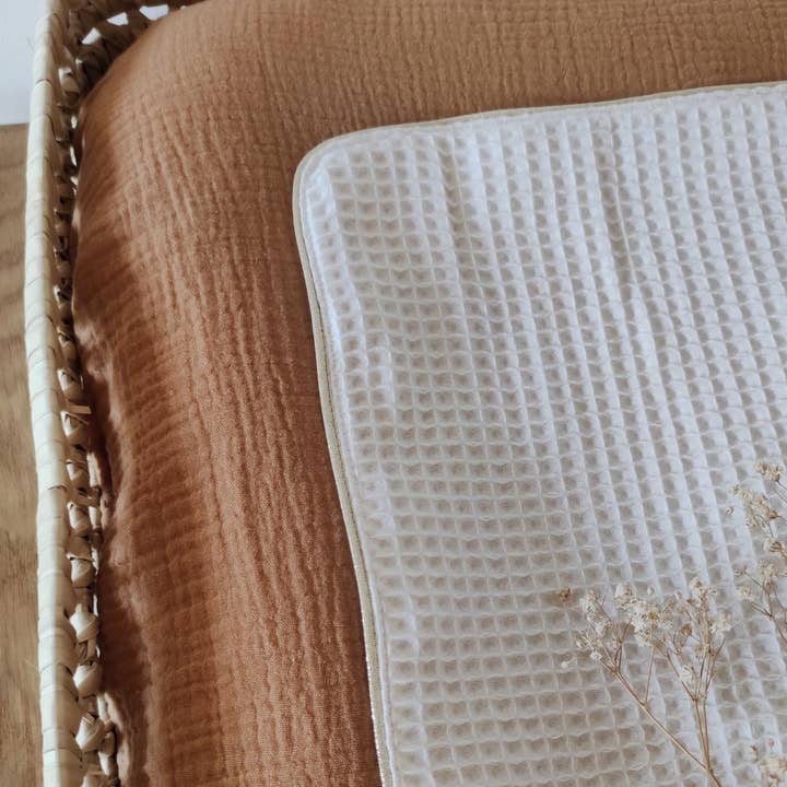 Les p'tites Merveilles de Bérénice – Engroshandel Kurv - Børn og baby – Rektangulær puslebakke i økologisk bomuldsgaze camel3