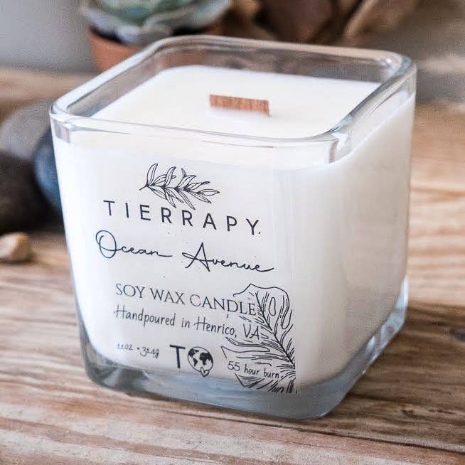 Bougie en verre ronde de 11 oz en cire de soja avec mèche en bois crépitante, durée de combustion de 60 heures pour la vente par Tierrapy Soaps