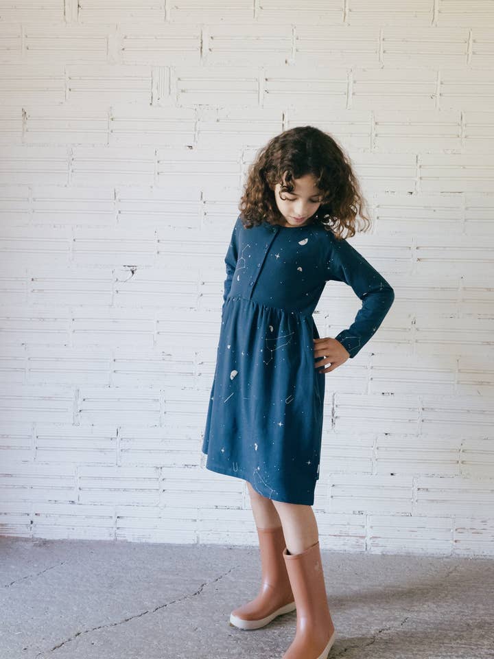 Robe Galilea en forme de constellations bleues pour la vente par Tiralahilacha