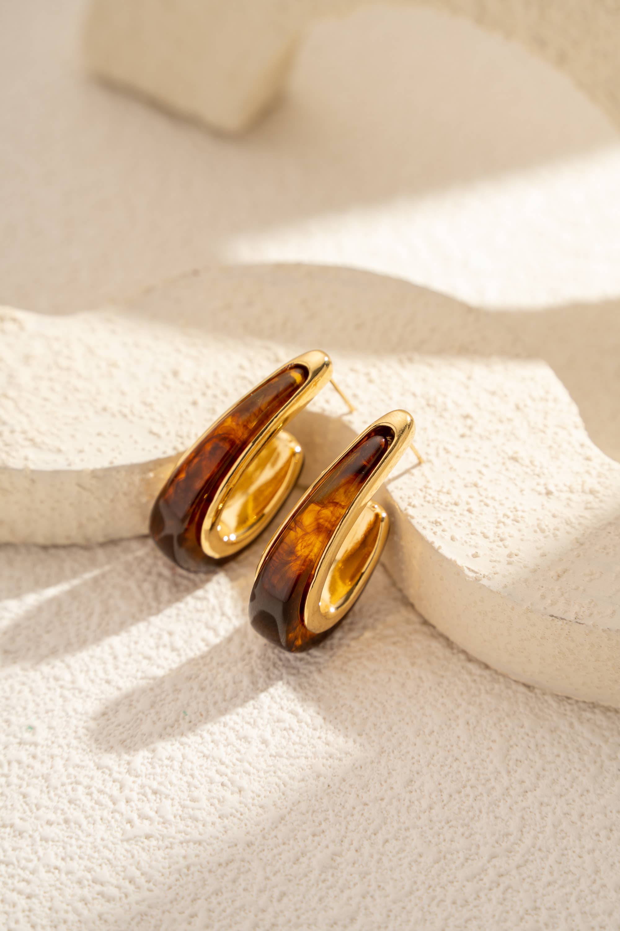 COSMOS – Großhandel Hoops – Elegante zeitgenössische Harz-Creolen aus Edelstahl