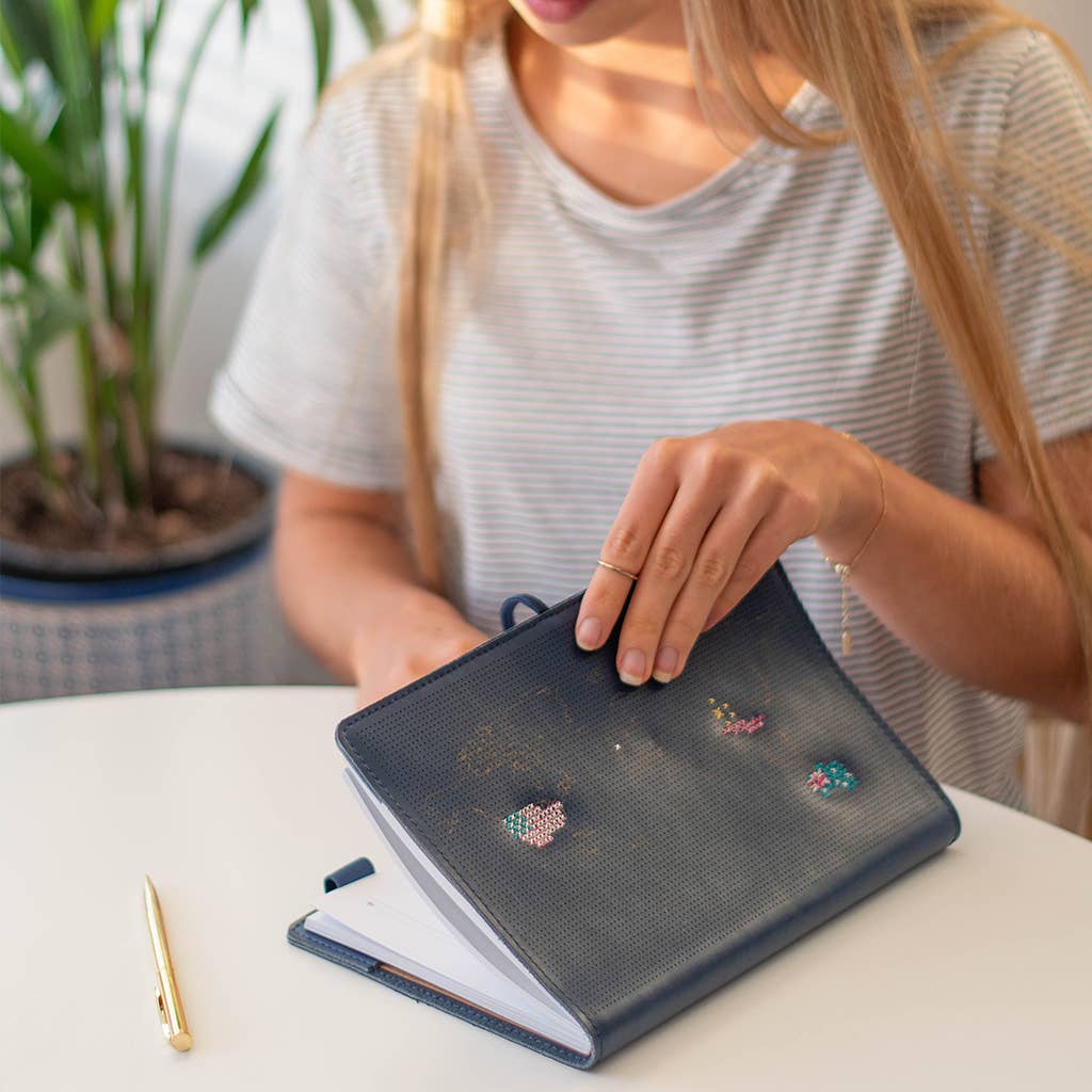 Chasing Threads – Engroshandel Notesbog – Sy Your Travels Map Notebook Kit - Vegansk Navy Læder4