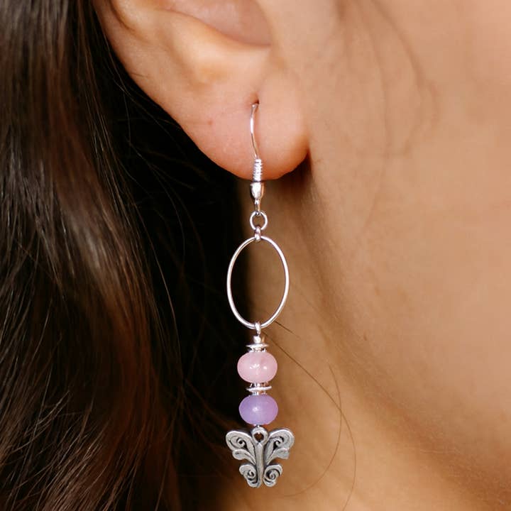 American Taina Crafts – wholesale Hängande örhängen – Fjärilsörhängen med rosa och lila pärlor - Silverfärgade hängörhängen
