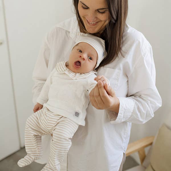 Arena 3-dele sæt i sandfarvet med strikket trøje, fødderbukser og hat for engroshandel på Faire1