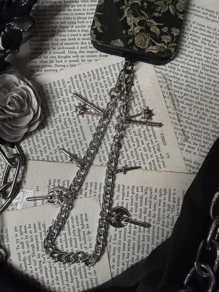 Dragonne de téléphone Van Helsing pour la vente par The Pretty Cult