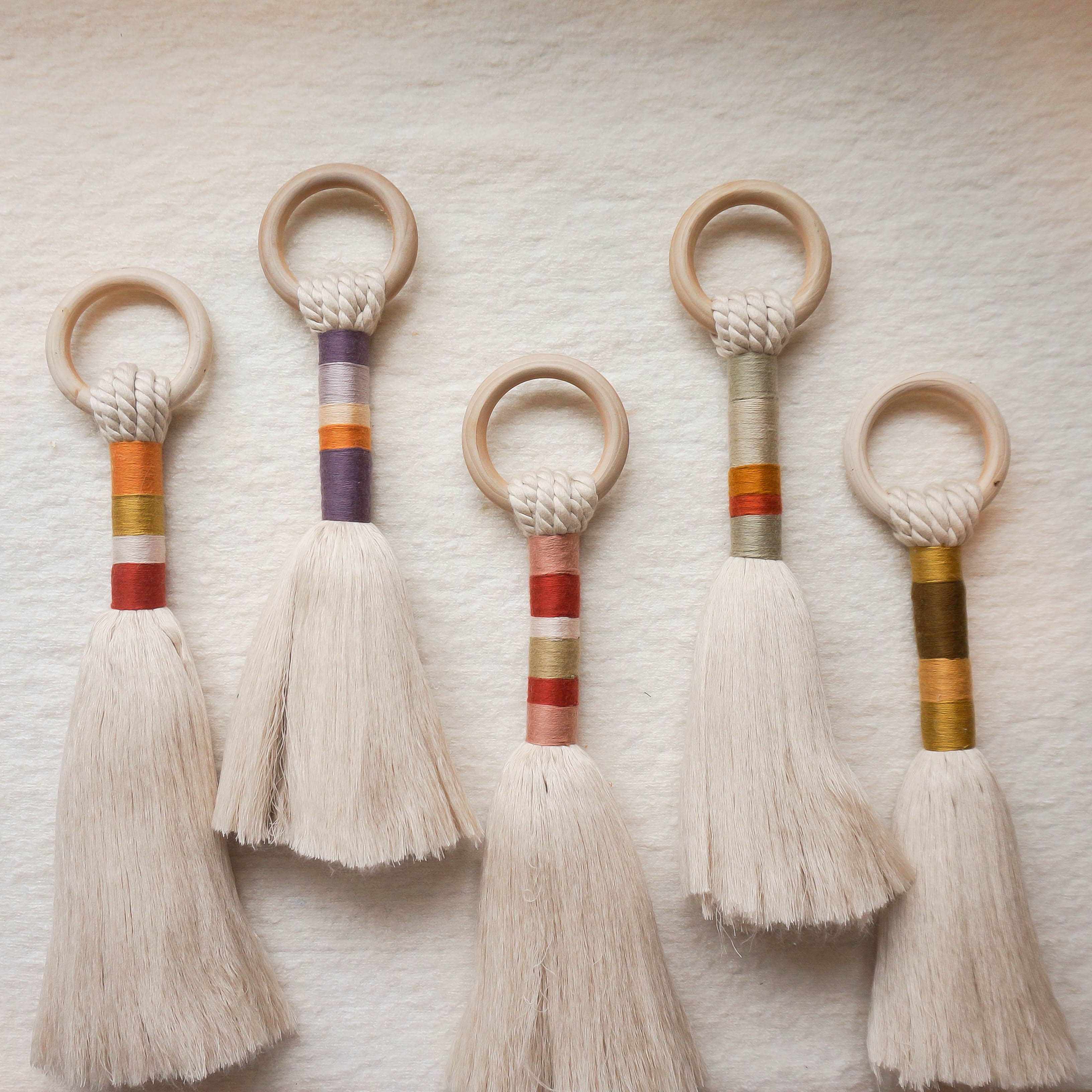 Living Fibers – Engroshandel Pyntekvast – Tasselvægdekoration i multifarvet bomuld med makraméophæng0