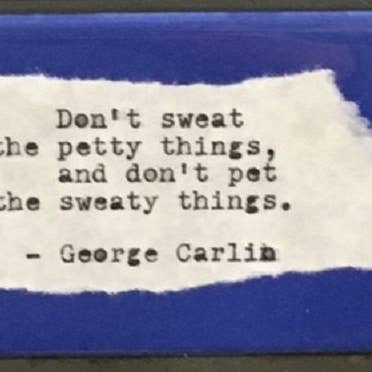 Magnete da frigo con citazione ispiratrice di George Carlin, fatto a mano per la vendita all'ingrosso da parte di StuckOnU Art