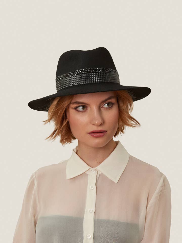 Cappello in feltro MONTBLANC nero con fascia in cristallo nero per la vendita all'ingrosso da parte di DILARA LATROUS