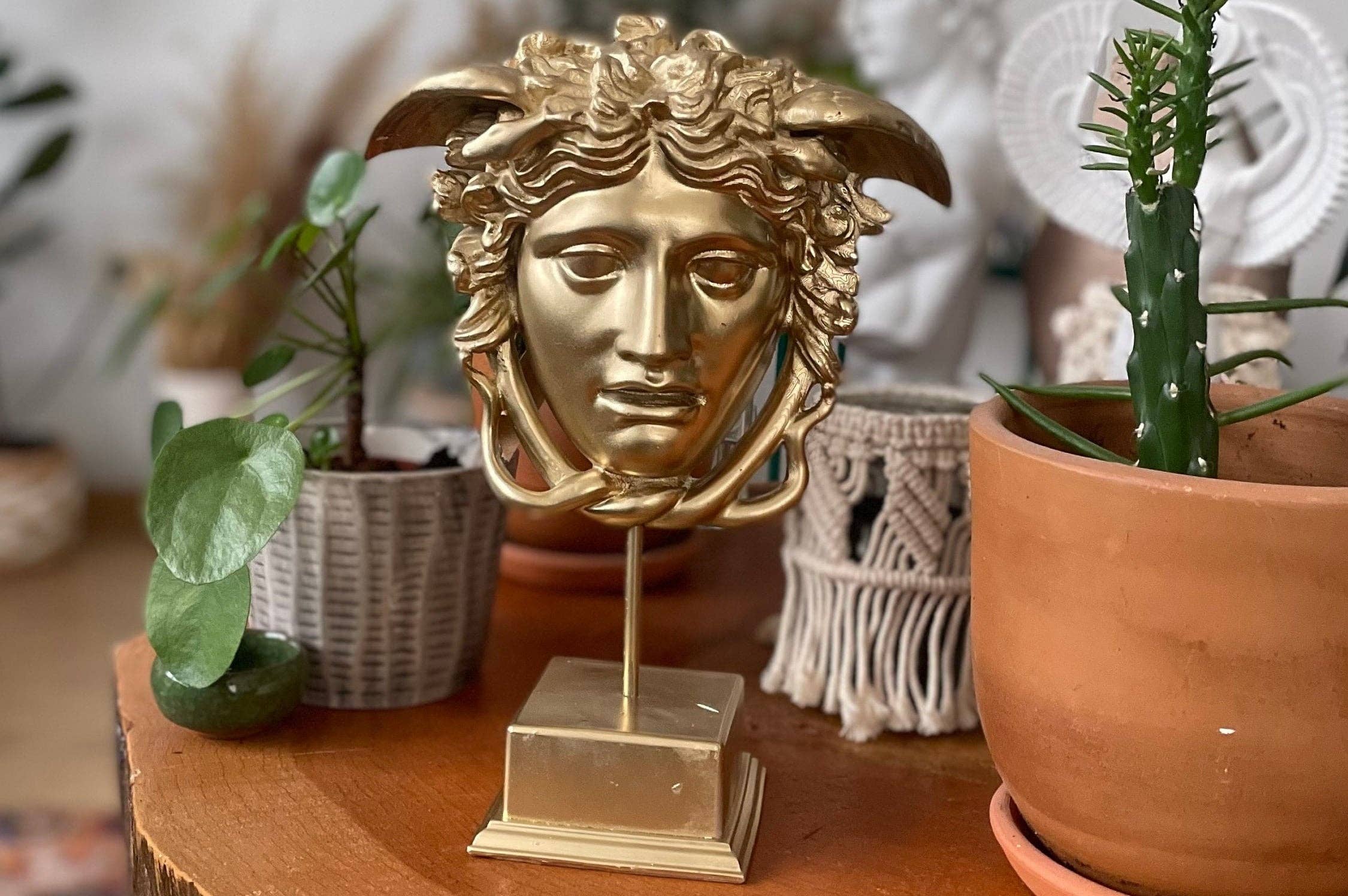 RomaArtSculptures – Großhandel Skulptur – Medusa-Kopfstatue auf Sockel, Skulptur aus der griechischen Mythologie4