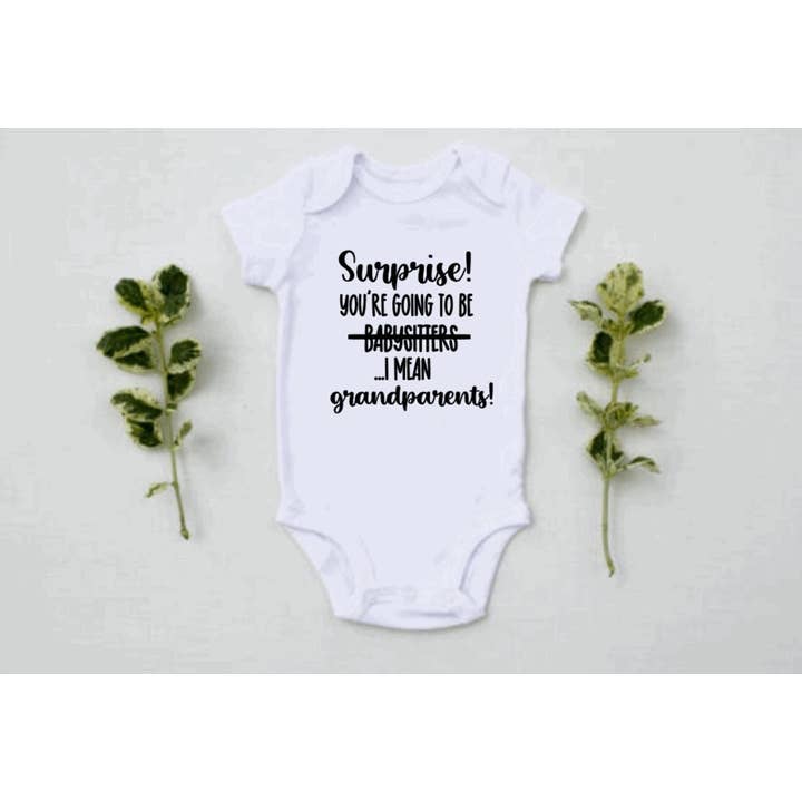 Onesie de anúncio de bebê para avós, anúncio de gravidez, anúncio surpresa do bebê dos avós, revelação engraçada e fofa do bebê por atacado de 37 West Co