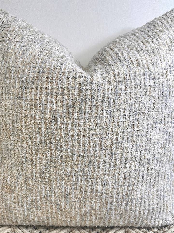 A Almofada Couture - O Greige Harriet - Estilo N.º 109 por atacado de The Couture Cushion