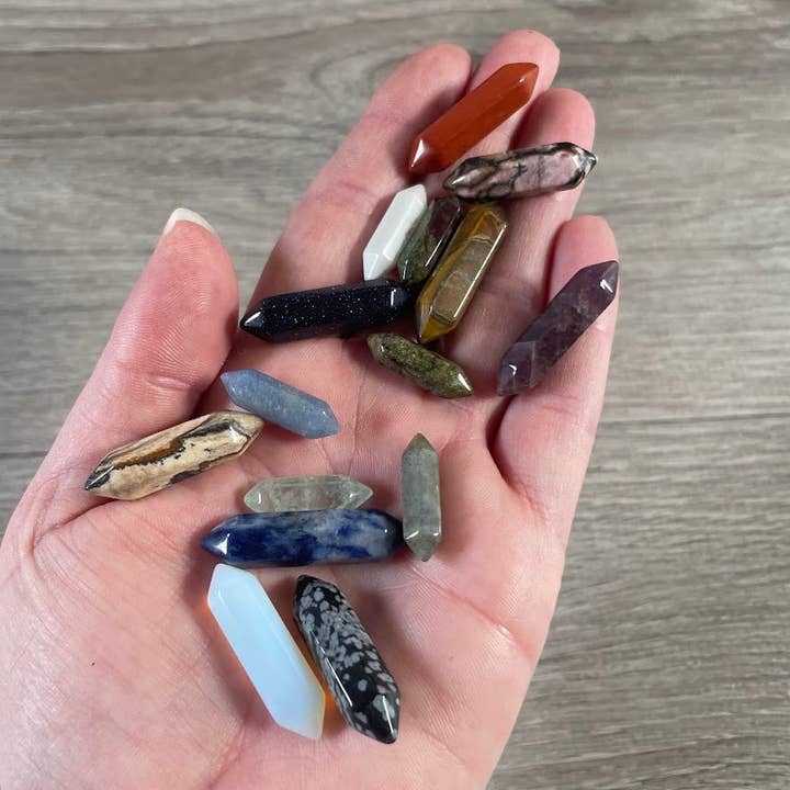 Petits bâtons en cristal sculptés en double pointe de pierres précieuses pour la vente par Keystone Crystals