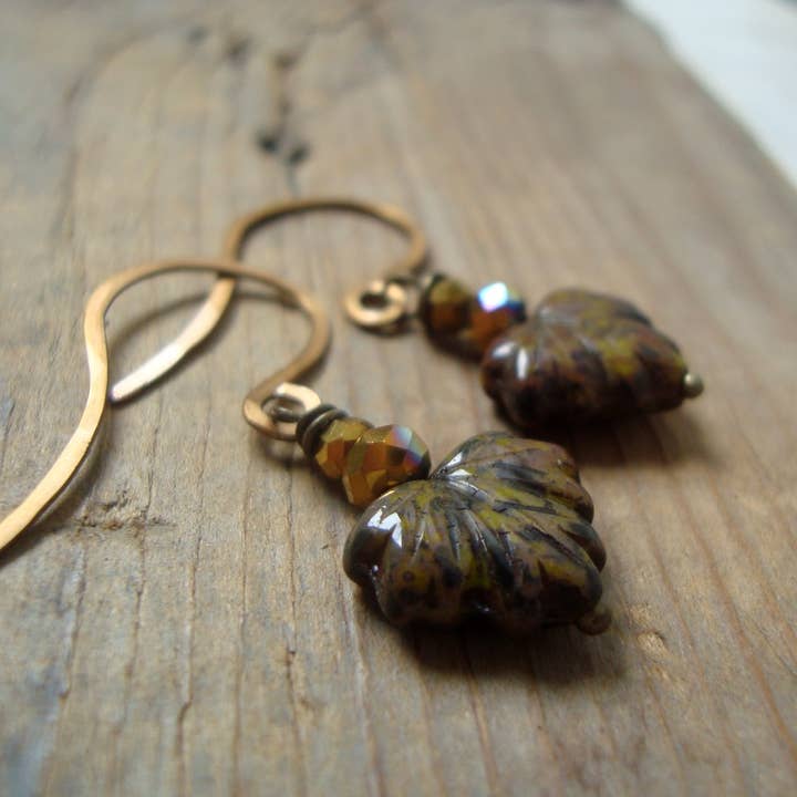 Orecchini a foglia d'acero marrone in ottone gioielli autunnali per la vendita all'ingrosso da parte di Fuchsia Bloom Studio