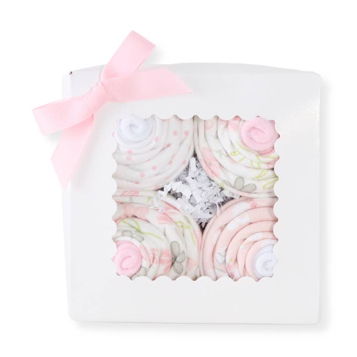 Baby Blossom Company – Großhandel Geschenkset zur Geburt für die Mutter – Baby Cupcake Geschenkset — Empfangen von Decken und Socken — Mädchen0