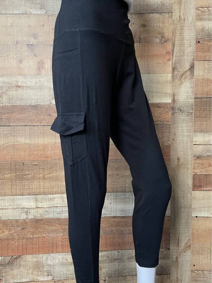 FP11407-B - Black 1 Pocket Legging A1896 for wholesale by K & C Clothing, Inc.