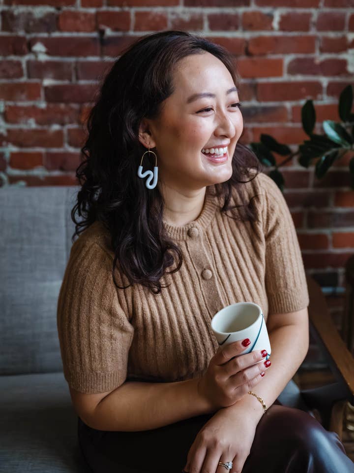 SQUIGGLES | Boucles d'oreilles en argile polymère formées à la main 14k gf pour la vente par Studio Toujours