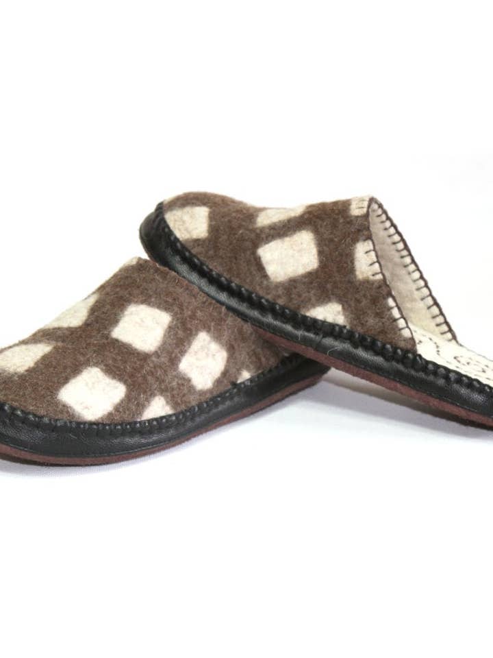 Brown Felt Slippers with White Brindle for wholesale by Mongulai