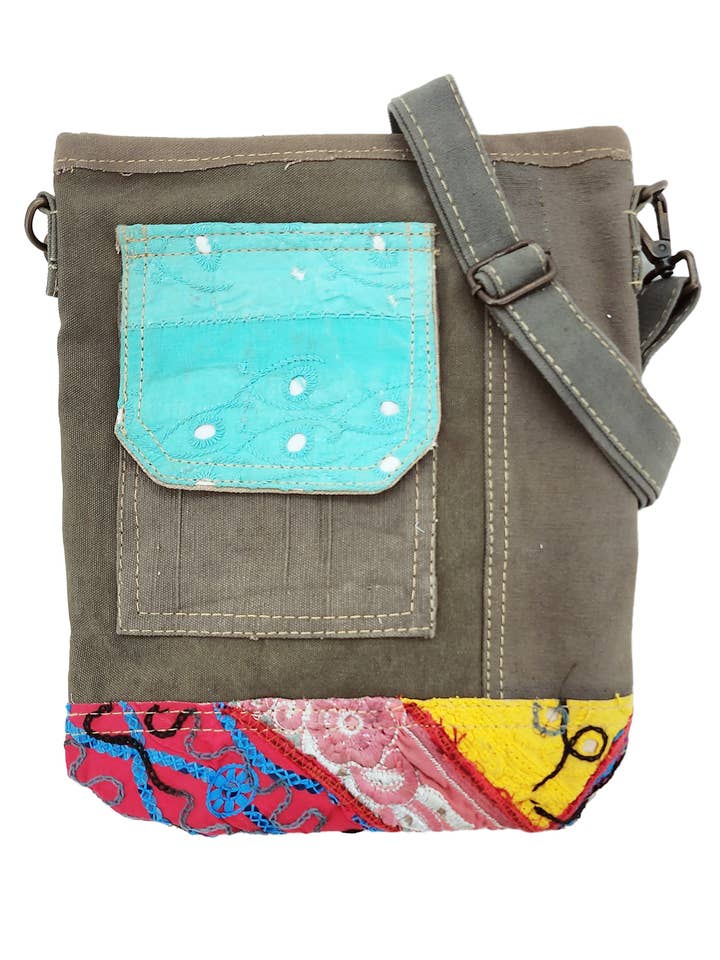 Bandolera de carpa reciclada con bolsillo con detalles de tela vintage para venta al por mayor de Vintage Addiction