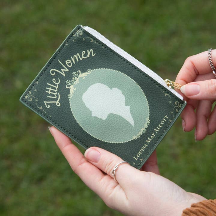 Porte-monnaie Little Women Green Book pour la vente par Well Read Company