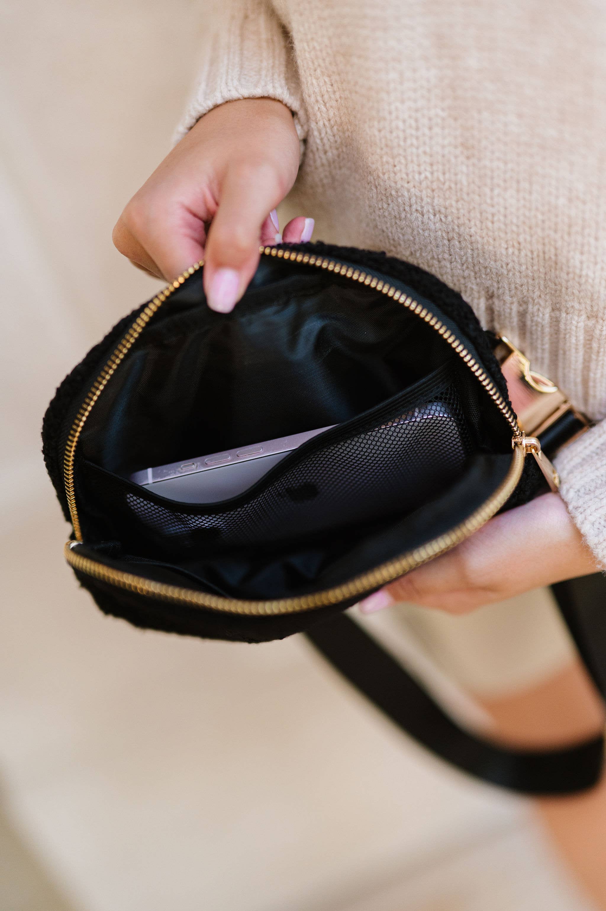 modern and chic - Wholesale Belt Bag - Women's - Aspen Sherpa Belt Bag - Crossbody Fanny Pack Waist Bag4