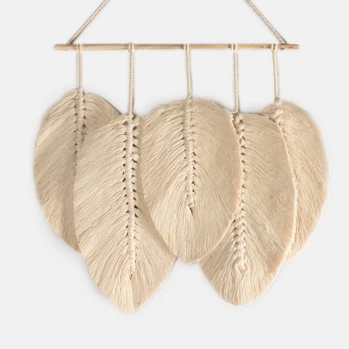 Tenture murale en macramé à plumes pour la vente par IndieRoots