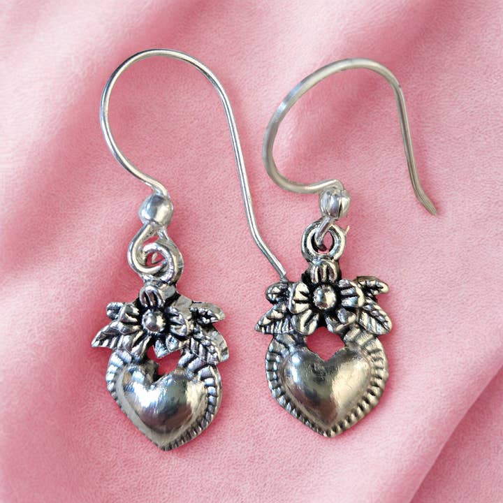 Boucles d'oreilles Milagros Cœur et Fleur pour la vente par Wendy Vernon Designs
