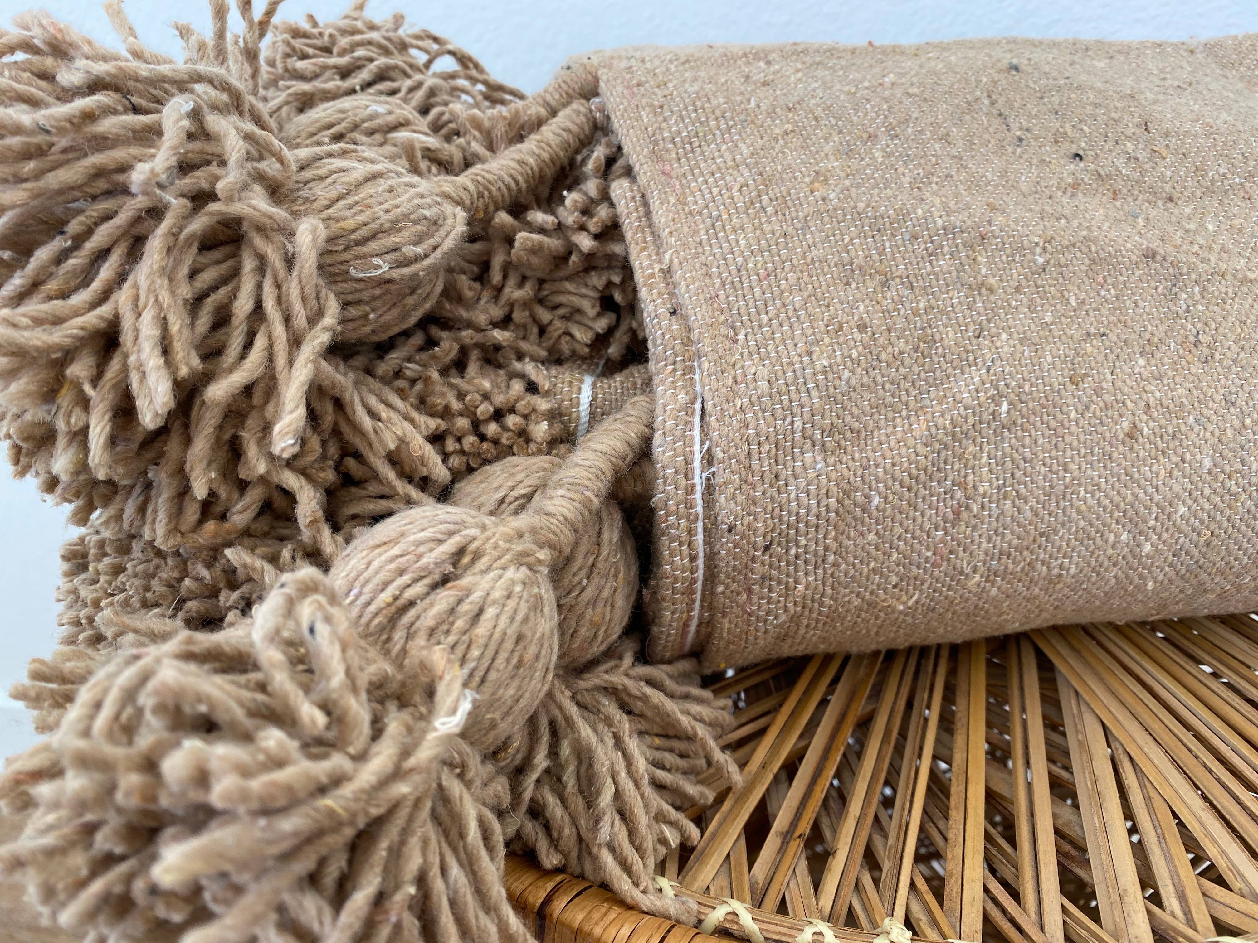 Eclectic Collective - Venta al por mayor Mantas de sofá - Manta de pompón en color marrón2