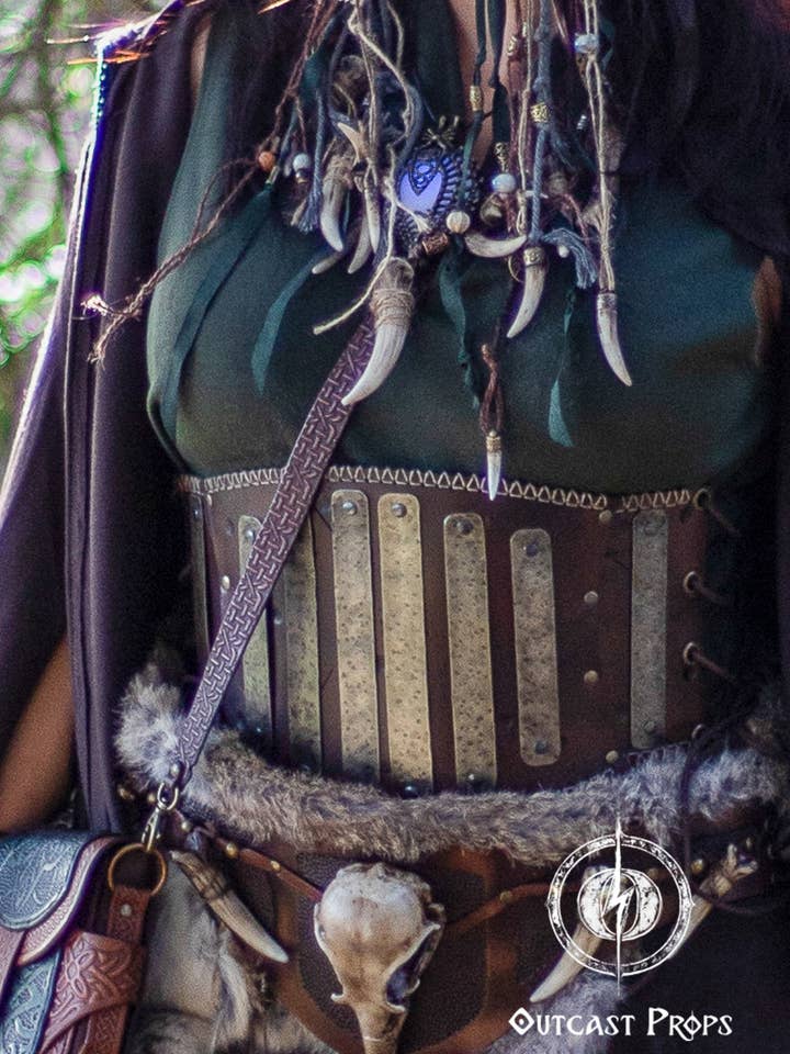 Barbar besat underbust bælte for engroshandel hos Outcast Props