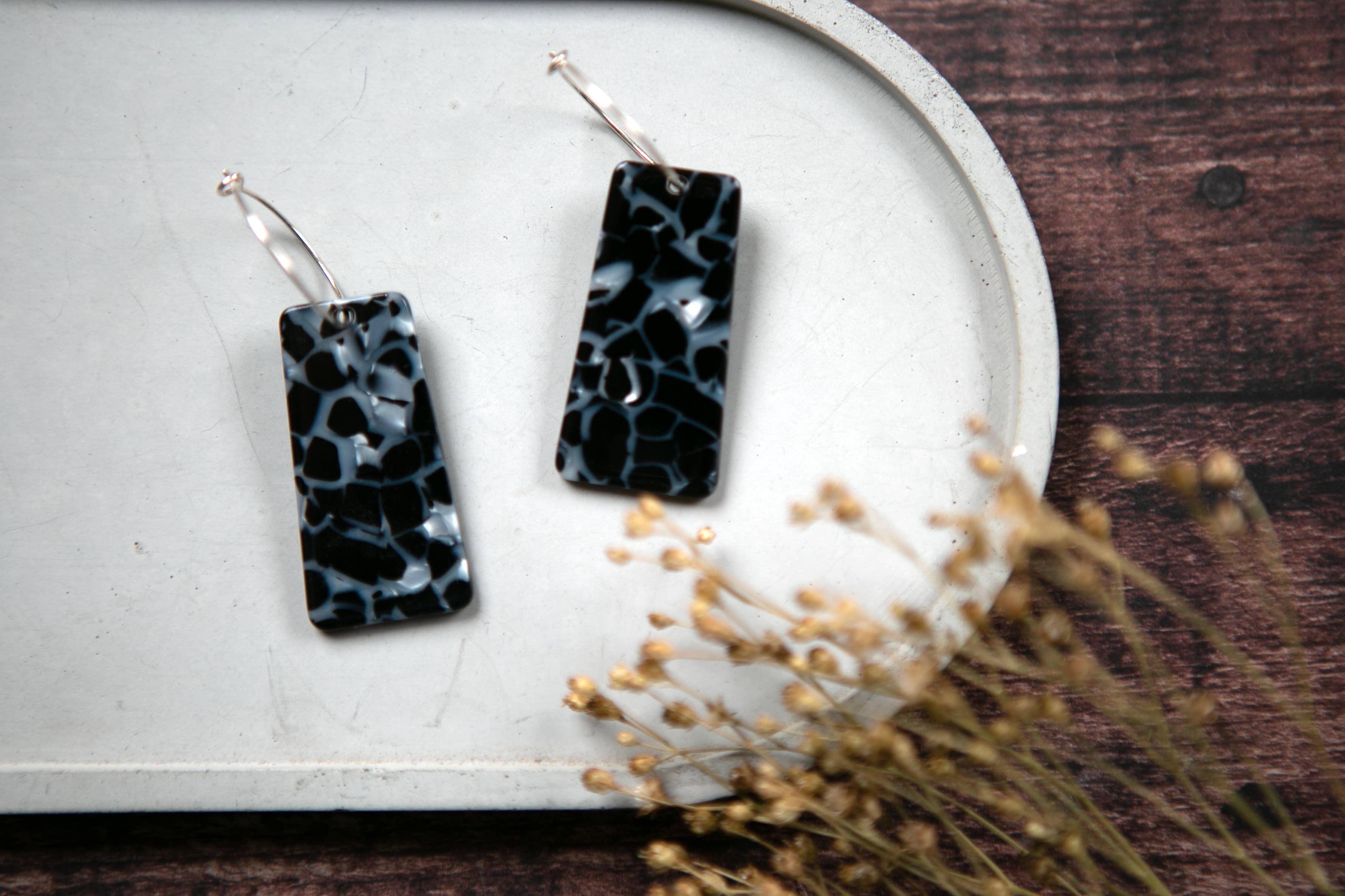 The Old Farmhouse Jewellery - Vendita all'ingrosso Orecchini pendenti - Cerchi rettangolari in argento Sterling acrilico, design accattivante5