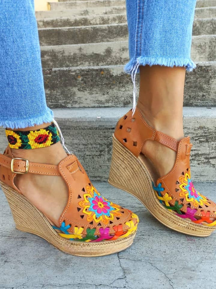 Cielito Lindo - Venta al por mayor Sandalias con plataforma - Mujer - Tacones de piel mandala bordados con estampado floral