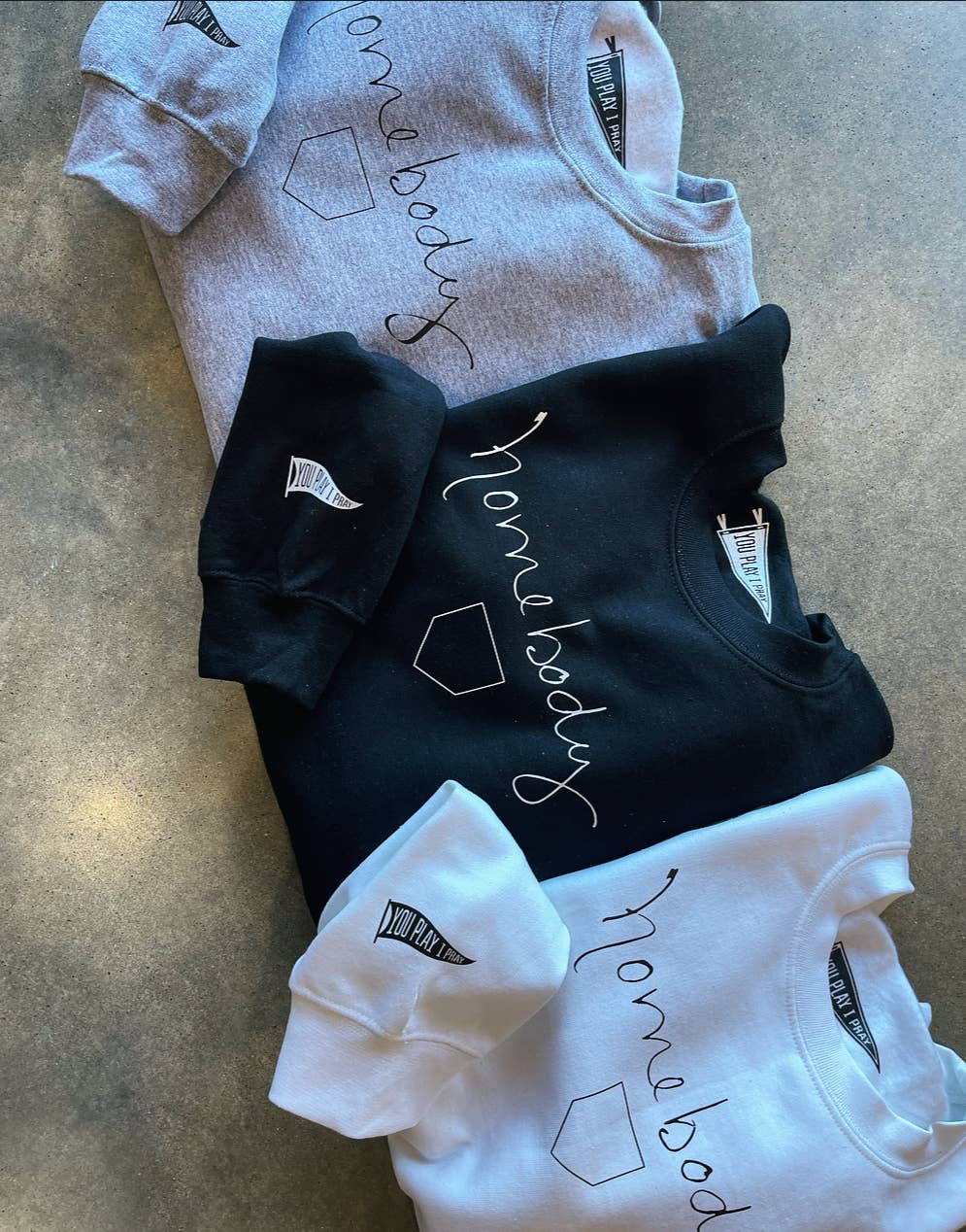 You Play I Pray - Vente Sweat-shirt à imprimés – femme - Chandail à capuchon Baseball Homebody | Baseball Mom2