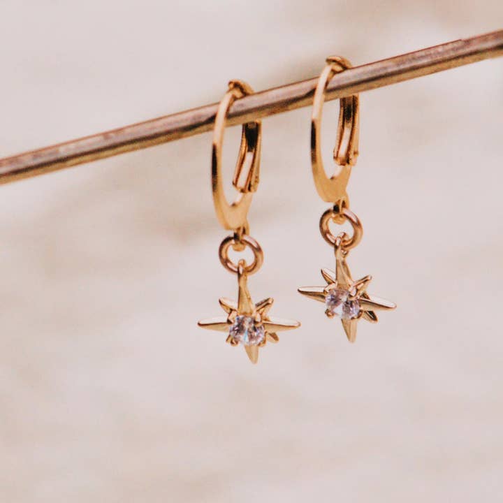 Orecchini a Cerchio North Star Huggie in oro riempito per la vendita all'ingrosso da parte di A Worthy Brand